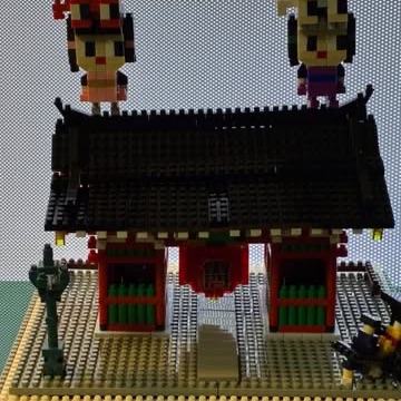 自宅でナノ展：ナノブロックで作った赤い門とキャラクター2体