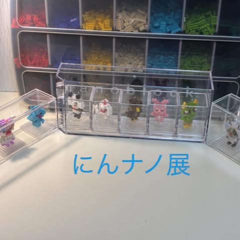 にんナノ展：ケースに並んだキャラクター作品